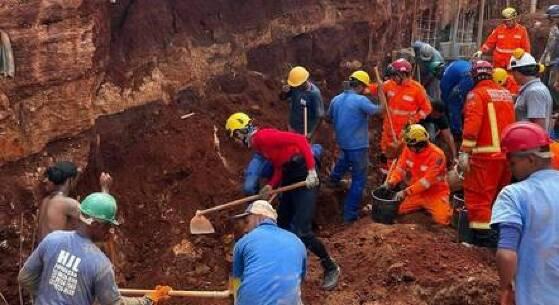 Equipes trabalham no resgate na manhã desta terça-feira (17)
