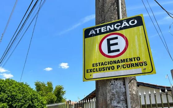 Morador coloca placa exclusiva para 'cornos' para tentar impedir que motoristas estacionem na porta de sua garagem em Goiânia, Goiás