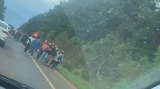 MST puxou policiais pelo pescoço