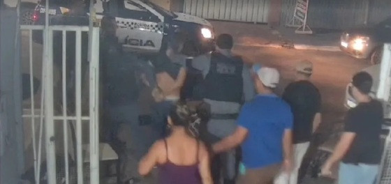 As imagens exibem uma verdadeira confusão com crianças desesperadas.