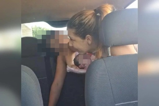 A criança nasceu dentro do carro, no estacionamento da unidade de saúde.
