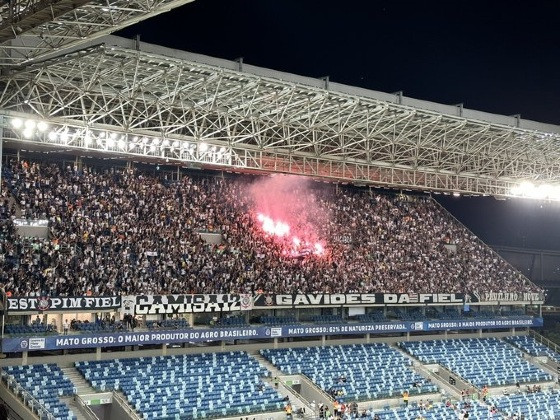 Torcida do Corinthians acendeu sinalizador na Arena Pantanal