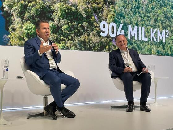 Governador Mauro Mendes palestrando no evento