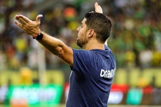 O técnico do Dourado apontou que a análise do árbitro de vídeo foi feita sob o escudo do Gigante da Colina