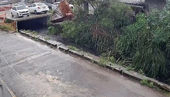 Idosa cai em rio após desabamento de parte da casa onde ela vivia em Duque de Caxias, na Baixada Fluminense.