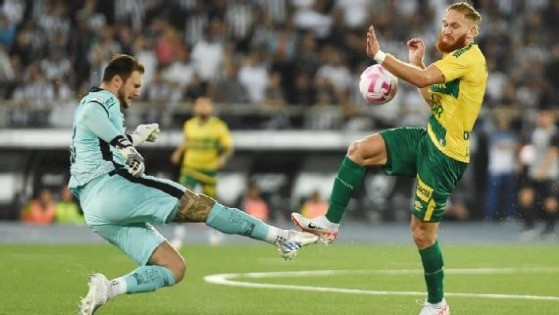 Pitta disputou bola com goleiro Lucas Perri, ganhou do zagueiro na corrida e fez gol da vitória.