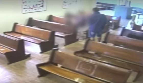 As câmeras de segurança do local mostram que o bandido abordou a mulher