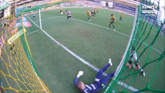 Primeiro gol da partida precisou ser validado pelo VAR