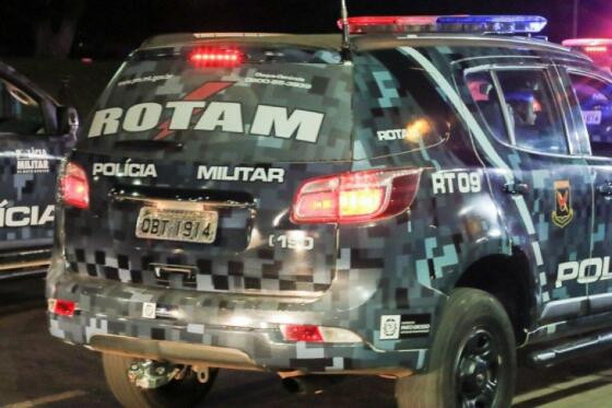 Homem bateu na viatura da Rotam após invadir pista na contramão