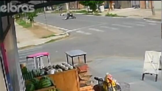 O condutor da motocicleta foi linchado por populares após o atropelamento. 