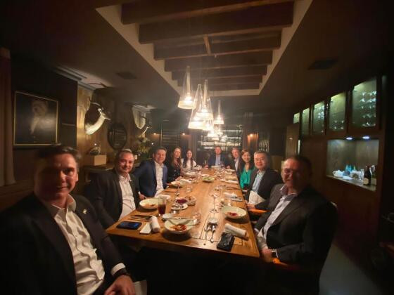 Durante um jantar, Mauro Mendes se reuniu com o empresário Jackson Wijaya, fundador da Paper Excellence, em Shanghai.