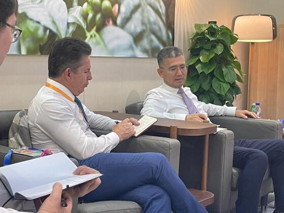 overnador Mauro Mendes em reunião com o vice-presidente do Banco da China, Zhang Xinyuan, em Shanghai