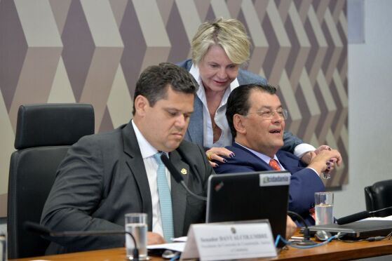 Margareth junto a membros da Comissão de Constituição e Justiça do Senado (CCJ)