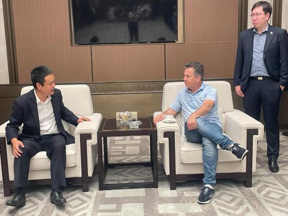 O governador Mauro Mendes chegou à cidade de Haikou e foi recepcionado pelo vice-secretário de Relações Internacionais.