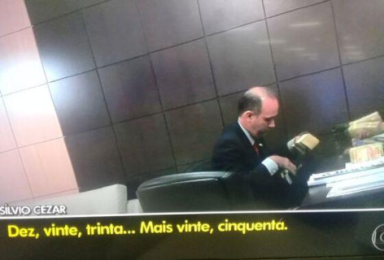 Antônio Azambuja aparece em vídeo recebendo maços de dinheiro 