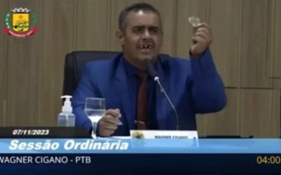 Ao fazer um discurso no plenário, Wagner Cigano (PTB) tirou a dentadura.