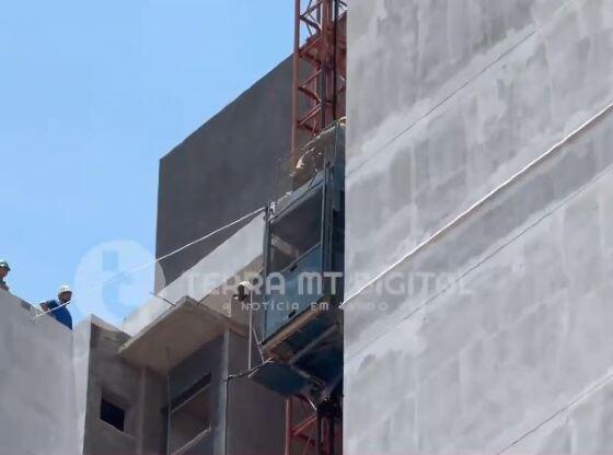 A vítima teria caído do prédio e ficado com a perna presa. 