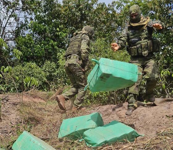 O piloto da aeronave fugiu e as equipes policiais fazem buscas para localizá-lo.