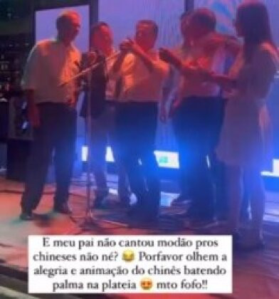 Mauro soltou a voz no Karaokê chinês