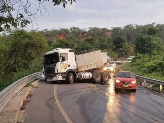 Caminhão carregado de calcário tombou no início da noite