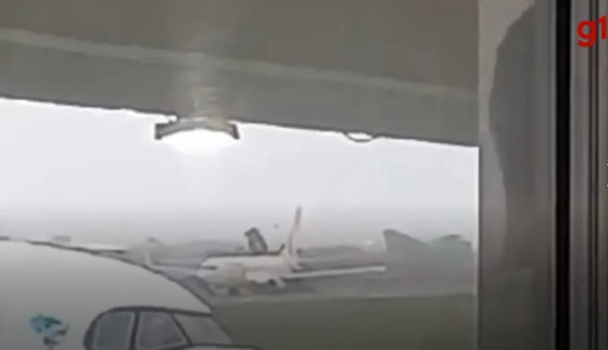 Nas imagens, é possível ver o asfalto se desprender e saltar sobre a aeronave, que iniciava o deslocamento