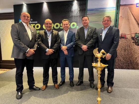 O governador Mauro Mendes junto com representantes de federações e associações mato-grossenses.