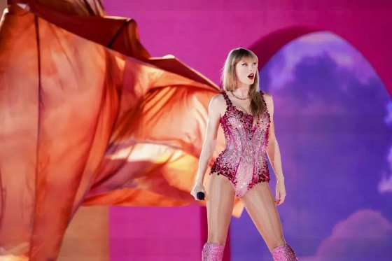 Taylor Swift admira Engenhão lotado em 1º show no Rio de Janeiro