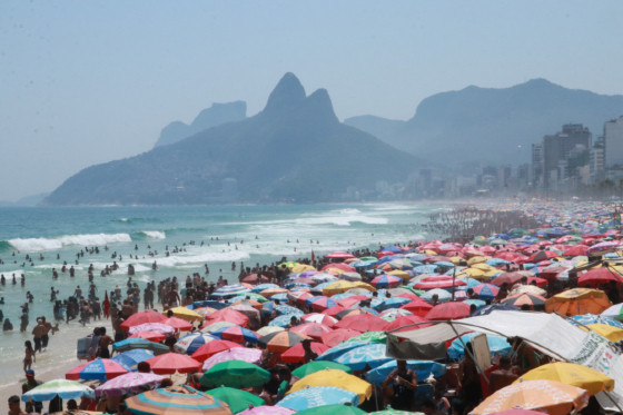 O sábado começou com sol e bem abafado, mas a partir da tarde o tempo começa a mudar, com condições para temporais.