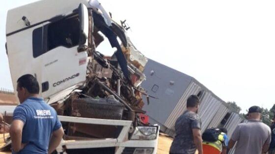Acidente deixou carreta destruída