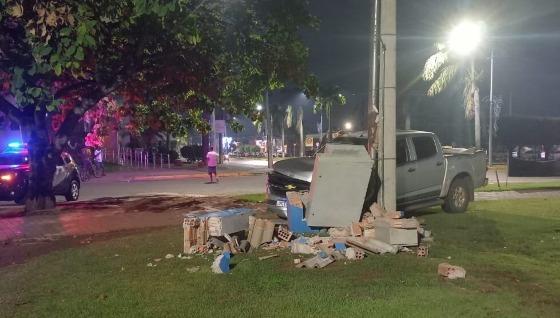 Caminhonete bateu em poste após atropelamento