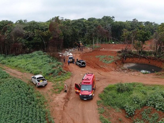 As buscas estão concentradas no lixão do município de Campos de Júlio e são acompanhadas pela mãe de uma das vítimas.