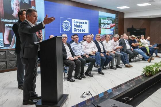 O governador enfatizou o compromisso com as entidades e com os quase cem prefeitos presentes, que representam a população e a classe produtora.