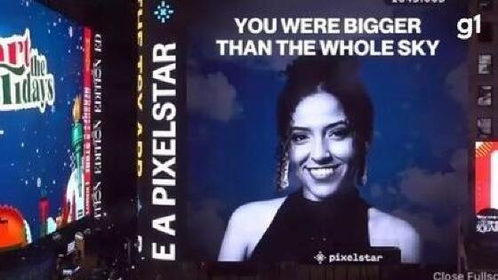 Uma foto de Ana foi estampada no telão com um trecho da música Bigger Than the Whole Sky