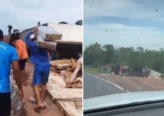 O vídeo mostra o veículo tombado e as pessoas carregando caixas com os produtos.