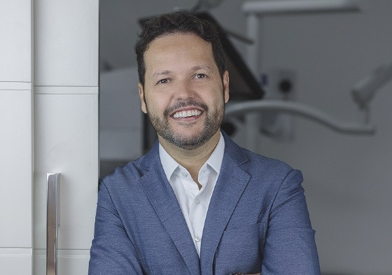Dr. Luciano Martins é especialista em implantodontia e periodontia na Personalle Odontologia, em Cuiabá (MT), e membro da Sociedade Brasileira de Odontologia Estética (SBOE)
