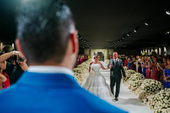 O casamento de Raíssa Maggi Schefer, filha de Elusmar Maggi aconteceu no Centro de Eventos do Pantanal.