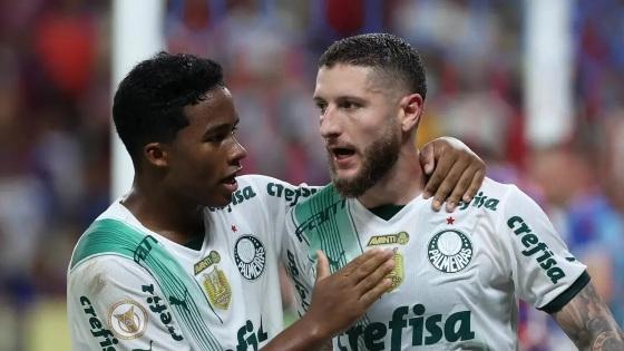 Endrick e Zé Rafael celebram o gol que garantiu o empate palmeirense contra o Fortaleza