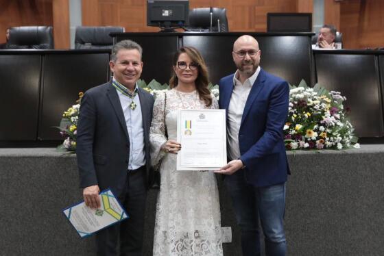 Governador e primeira-dama foram laureados em sessão especial da Assembleia.