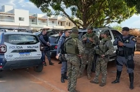 Agentes da Cavalaria e do Bope, ambos da Polícia Militar, estão no local.