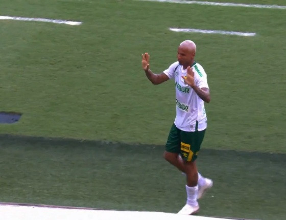 Deyverson foi vaiado na saída de campo