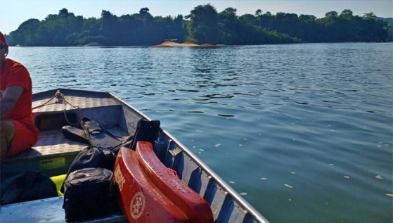  O casal submergiu e desapareceu nas águas. 