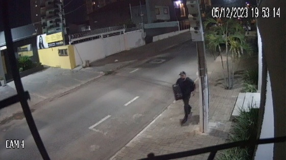 Bandido fugiu em direção à Avenida Miguel Sutil.