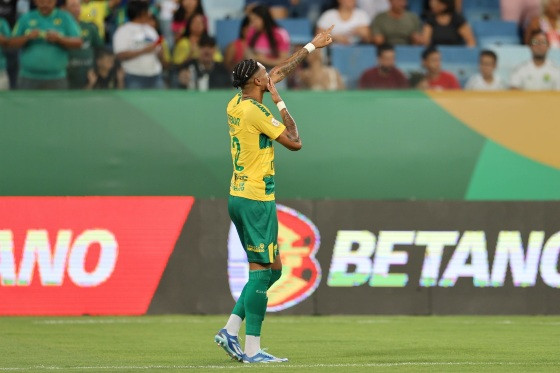 Calyson marcou duas vezes para o Dourado