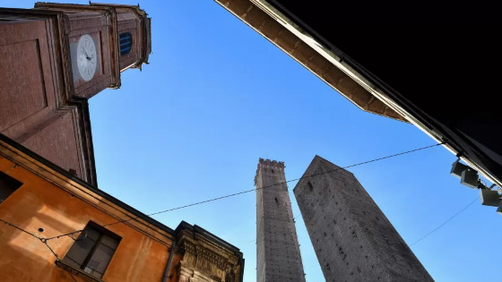 A torre de Garisenda, em Bolonha, na Itália