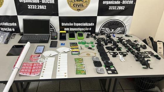 Foram apreendidos diversos aparelhos eletrônicos, cartões e dois veículos.