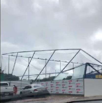 Houve apenas danos materiais, ninguém se feriu.