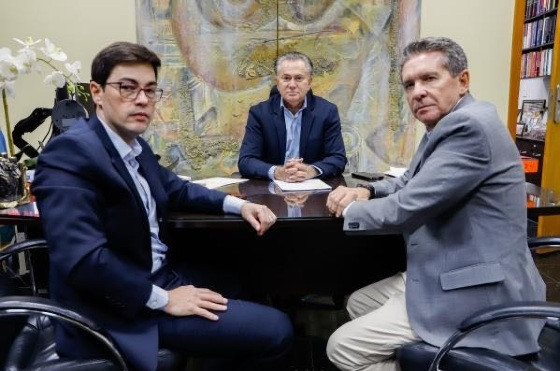 Deosdete Jr e Sérgio Ricardo entregaram decisão a Orlando Perri nesta quarta