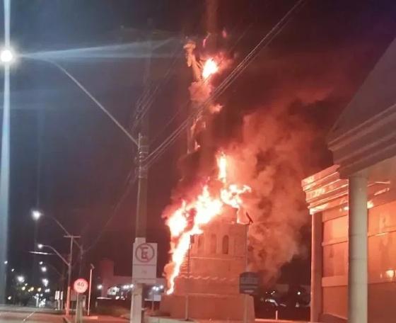 Incêndio foi registrado durante a madrugada.