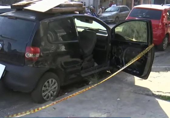 O veículo estava estacionado em frente a uma oficina mecânica.