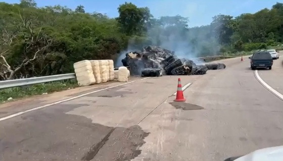 Chamas tiveram início neste sábado (16).